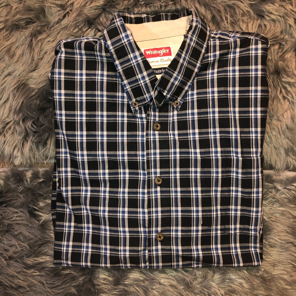 Wrangler black and blue short sleeve collar shirt